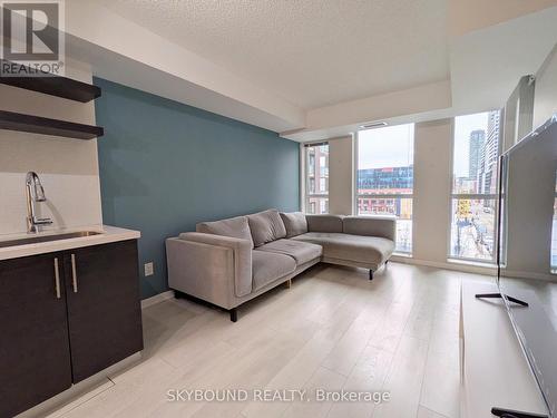 620 - 400 Adelaide Street E, Toronto, ON - Indoor Photo Showing Living Room