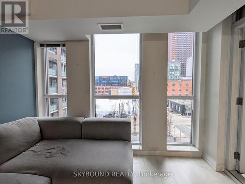 620 - 400 Adelaide Street E, Toronto, ON - Indoor Photo Showing Living Room