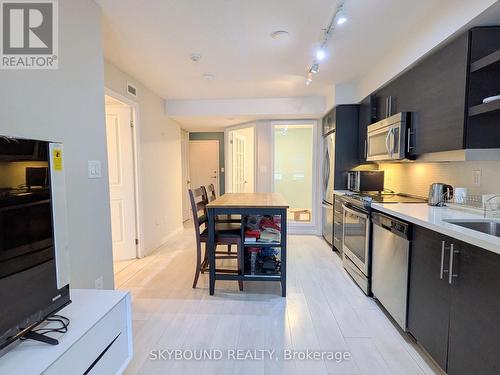 620 - 400 Adelaide Street E, Toronto, ON - Indoor Photo Showing Kitchen With Upgraded Kitchen
