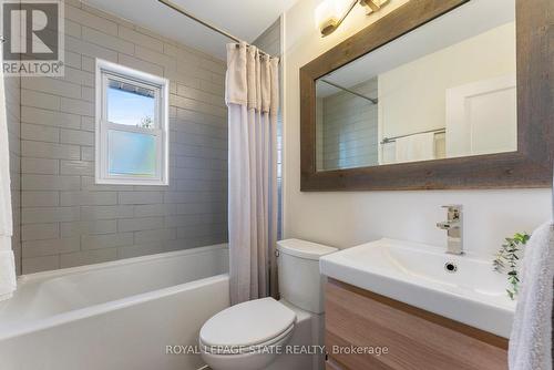103 Wise Crescent, Hamilton, ON - Indoor Photo Showing Bathroom