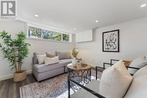 103 Wise Crescent, Hamilton, ON - Indoor Photo Showing Living Room