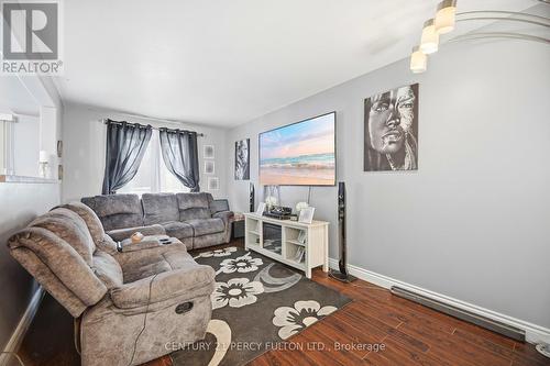 33 Farmers Avenue, Ajax, ON - Indoor Photo Showing Living Room