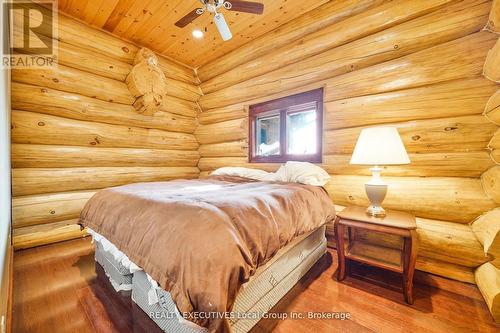 240/250 Kanichee Mine Road, Temagami, ON - Indoor Photo Showing Bedroom