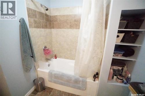 234 Lillooet Street Sw, Moose Jaw, SK - Indoor Photo Showing Bathroom