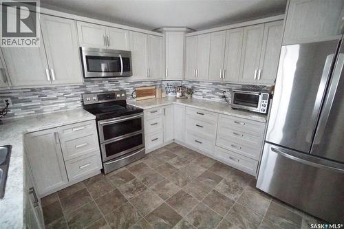 234 Lillooet Street W, Moose Jaw, SK - Indoor Photo Showing Kitchen With Stainless Steel Kitchen With Upgraded Kitchen