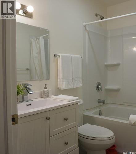 81 Mcnab Crescent, Regina, SK - Indoor Photo Showing Bathroom