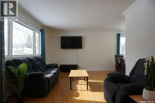 81 Mcnab Crescent, Regina, SK - Indoor Photo Showing Living Room