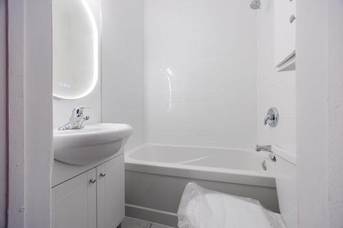 Bathroom - 8434 Rue St-Denis, Montréal (Villeray/Saint-Michel/Parc-Extension), QC - Indoor Photo Showing Bathroom