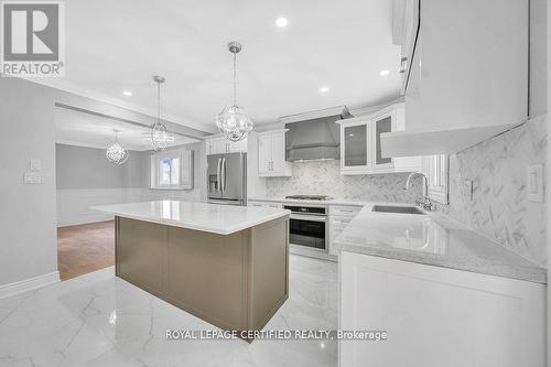 6062 Prairie Circle, Mississauga, ON - Indoor Photo Showing Kitchen With Upgraded Kitchen