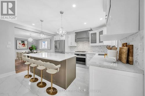 6062 Prairie Circle, Mississauga, ON - Indoor Photo Showing Kitchen With Upgraded Kitchen