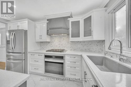6062 Prairie Circle, Mississauga, ON - Indoor Photo Showing Kitchen With Upgraded Kitchen