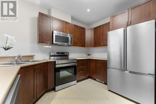 622 Moorpark Avenue, Ottawa, ON - Indoor Photo Showing Kitchen With Stainless Steel Kitchen With Double Sink