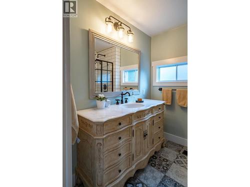 514 First Street, Nelson, BC - Indoor Photo Showing Bathroom