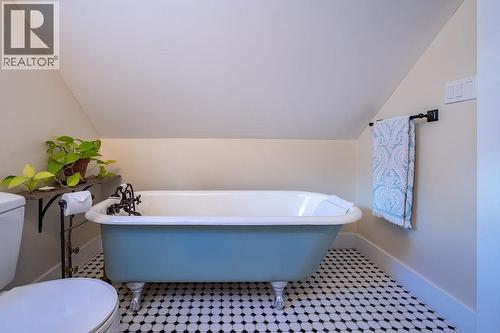 514 First Street, Nelson, BC - Indoor Photo Showing Bathroom
