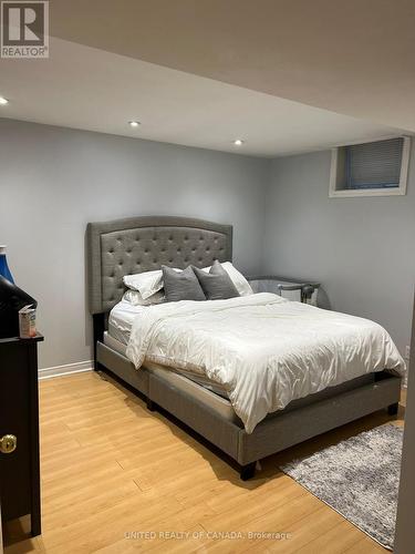 108 Maroon Drive, Richmond Hill, ON - Indoor Photo Showing Bedroom