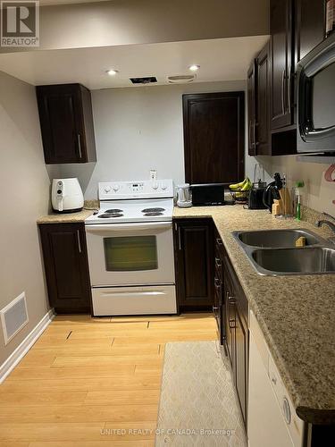 108 Maroon Drive, Richmond Hill, ON - Indoor Photo Showing Kitchen With Double Sink