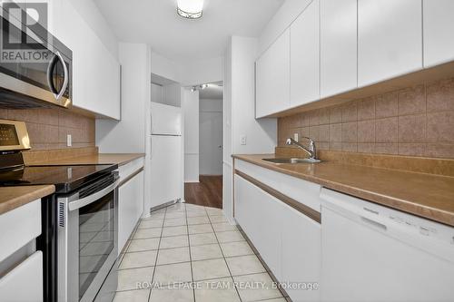545 St Laurent Boulevard, Ottawa, ON - Indoor Photo Showing Kitchen