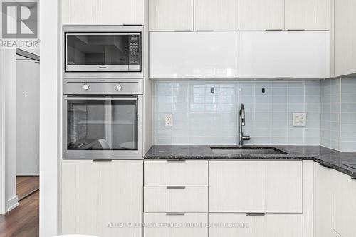 2307 - 318 Richmond Street W, Toronto, ON - Indoor Photo Showing Kitchen With Upgraded Kitchen