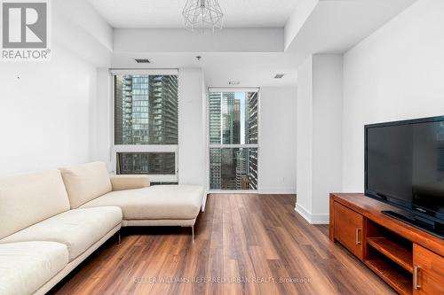 2307 - 318 Richmond Street W, Toronto, ON - Indoor Photo Showing Living Room