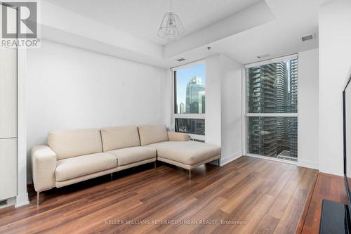 2307 - 318 Richmond Street W, Toronto, ON - Indoor Photo Showing Living Room