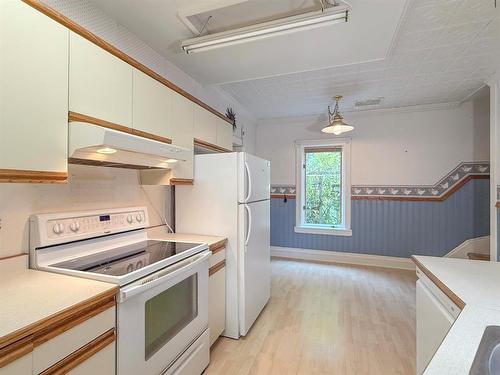 99 St. Martins Bluff Drive, Carberry, MB - Indoor Photo Showing Kitchen