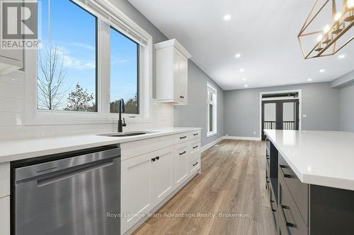 18 Avery Court, Parry Sound, ON - Indoor Photo Showing Kitchen With Upgraded Kitchen