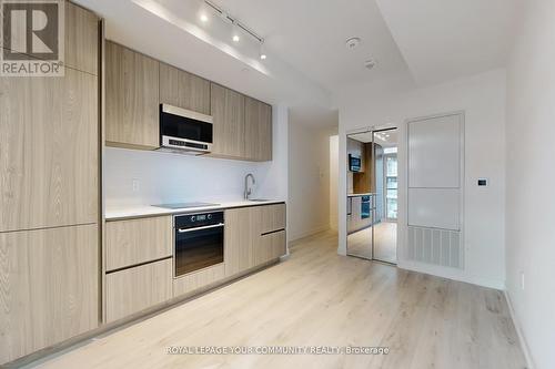 1007 - 110 Broadway Avenue, Toronto, ON - Indoor Photo Showing Kitchen