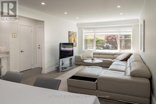 2 - 29 Broadview Avenue, Mississauga, ON - Indoor Photo Showing Living Room