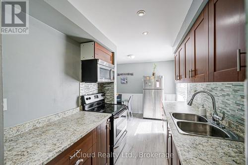 5 Gloucester Place, Brampton, ON - Indoor Photo Showing Kitchen With Double Sink With Upgraded Kitchen