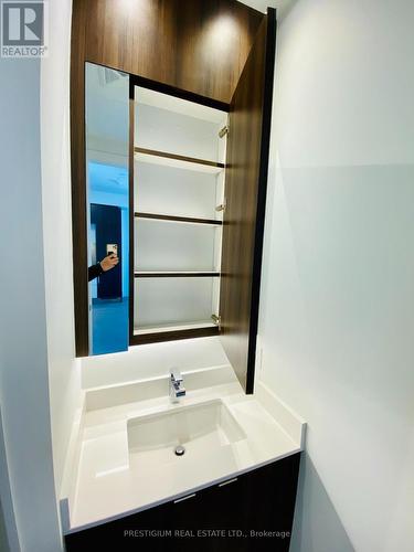 219 - 1 Edgewater Drive, Toronto, ON - Indoor Photo Showing Bathroom