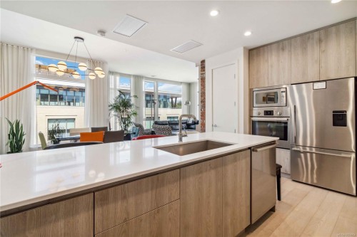 601-501 Park Pl, Esquimalt, BC - Indoor Photo Showing Kitchen With Upgraded Kitchen