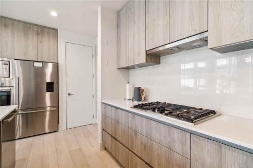 601-501 Park Pl, Esquimalt, BC - Indoor Photo Showing Kitchen With Upgraded Kitchen