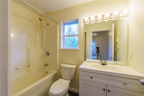 809 Ocean Park Dr, Tofino, BC 