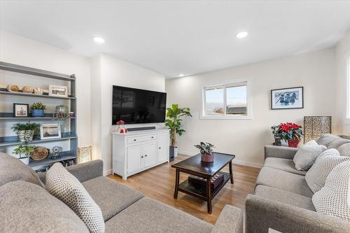815 Wayne Road, Kelowna, BC - Indoor Photo Showing Living Room