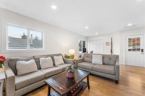 815 Wayne Road, Kelowna, BC - Indoor Photo Showing Living Room