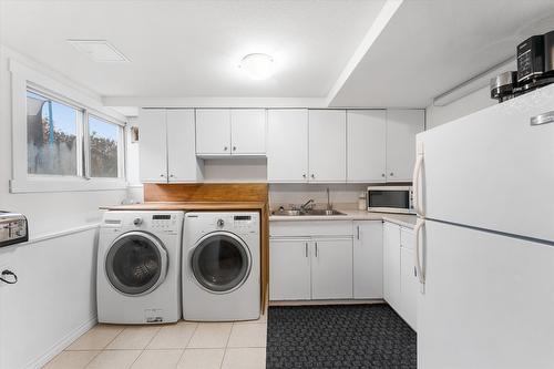 815 Wayne Road, Kelowna, BC - Indoor Photo Showing Laundry Room