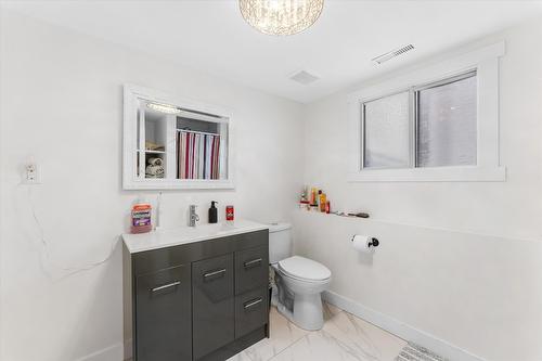 815 Wayne Road, Kelowna, BC - Indoor Photo Showing Bathroom