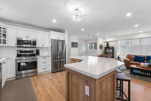 815 Wayne Road, Kelowna, BC - Indoor Photo Showing Kitchen With Stainless Steel Kitchen With Upgraded Kitchen