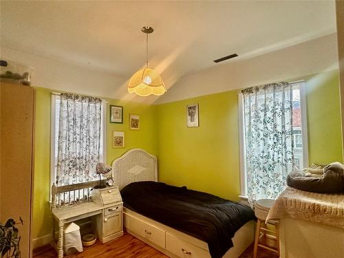 5826 Main Street, Oliver, BC - Indoor Photo Showing Bedroom
