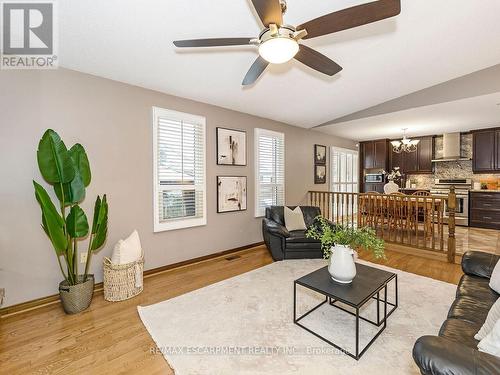 2137 Cleaver Avenue, Burlington, ON - Indoor Photo Showing Living Room