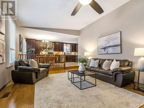 2137 Cleaver Avenue, Burlington, ON - Indoor Photo Showing Living Room