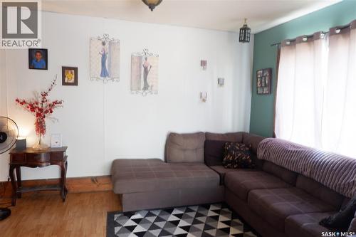 568 Stadacona Street W, Moose Jaw, SK - Indoor Photo Showing Living Room