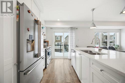 565 Goldenrod Lane, Kitchener, ON - Indoor Photo Showing Kitchen With Double Sink With Upgraded Kitchen