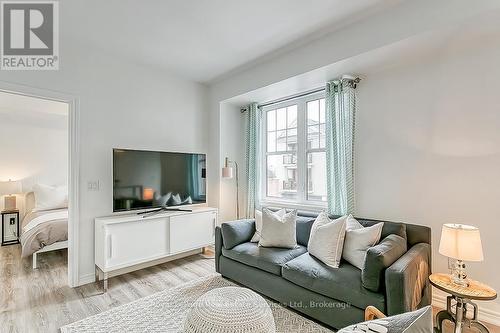 204 - 276 Gatwick Drive, Oakville (Ro River Oaks), ON - Indoor Photo Showing Living Room