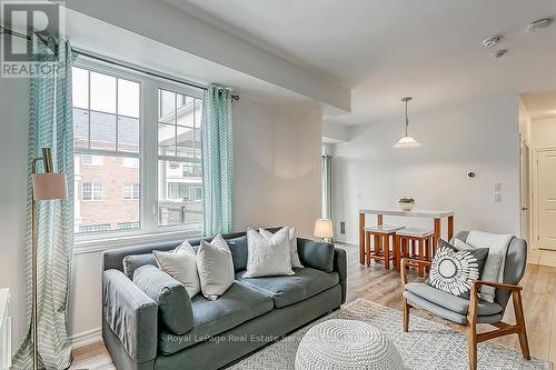 204 - 276 Gatwick Drive, Oakville (Ro River Oaks), ON - Indoor Photo Showing Living Room