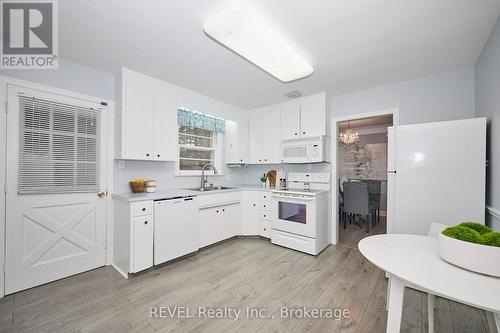 Kitchen - 6361 Clare Crescent, Niagara Falls (Dorchester), ON - Indoor Photo Showing Kitchen With Double Sink