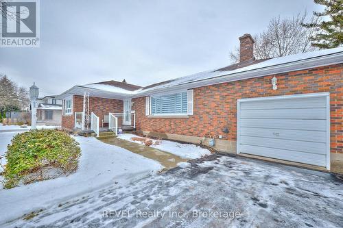 Front walkway and porch - 6361 Clare Crescent, Niagara Falls (Dorchester), ON - Outdoor
