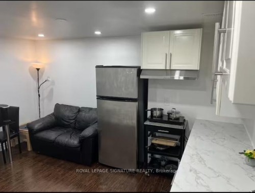 Bsmt 1-10 Sanford Crescent, Brampton, ON - Indoor Photo Showing Kitchen