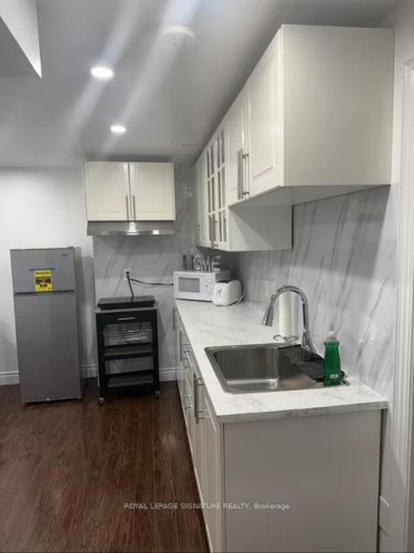 Bsmt 1-10 Sanford Crescent, Brampton, ON - Indoor Photo Showing Kitchen