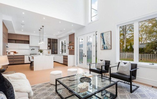 365 Jumna Avenue, Mississauga, ON - Indoor Photo Showing Living Room